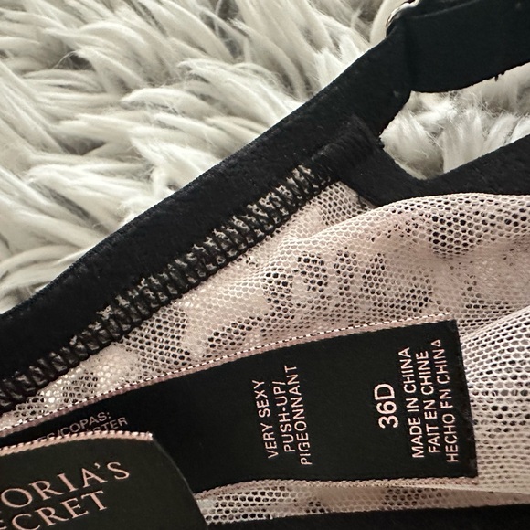 Victoria’s Secret 36D Very Sexy Push Up - Picture 7 of 7